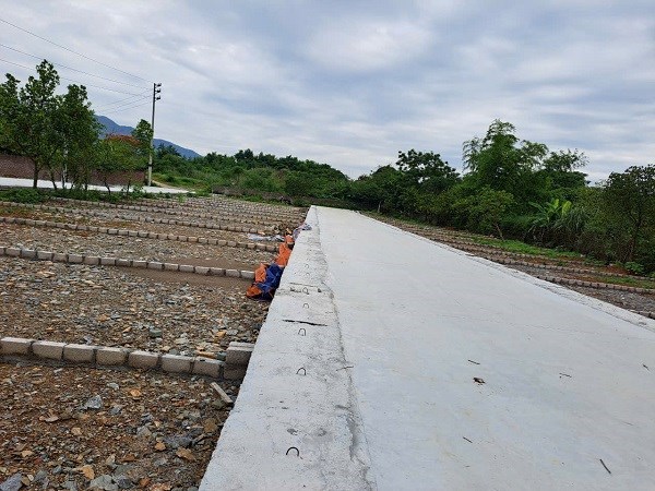 El precio de las parcelas de tierras suburbanas aumento rapidamente, los compradores dudaron con el dinero. Foto: Luc Giang