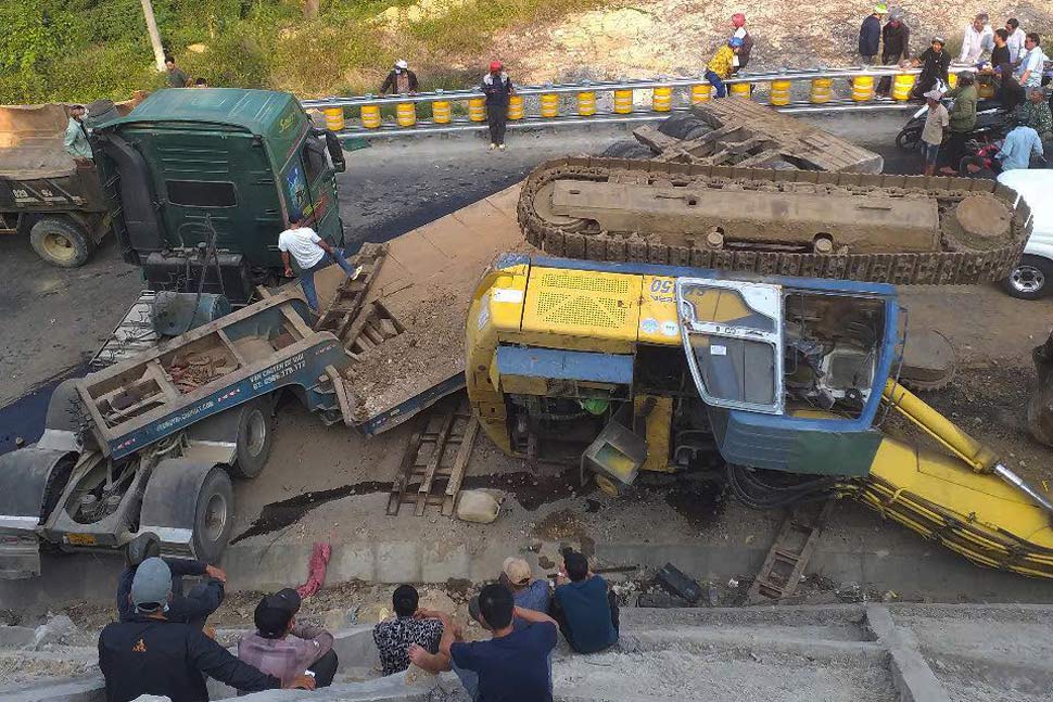 Scene of the excavator overturning on An Khe Pass (connecting Binh Dinh - Gia Lai provinces). Photo: Khac Huy