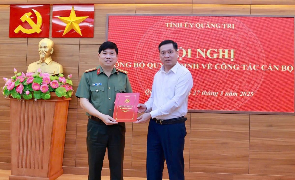 El secretario del Comite del Partido Provincial de Quang Tri, Nguyen Long Hai, otorgo la decision sobre el trabajo de los cuadros al coronel Vu Van Dau. Foto: Quang Tri Police