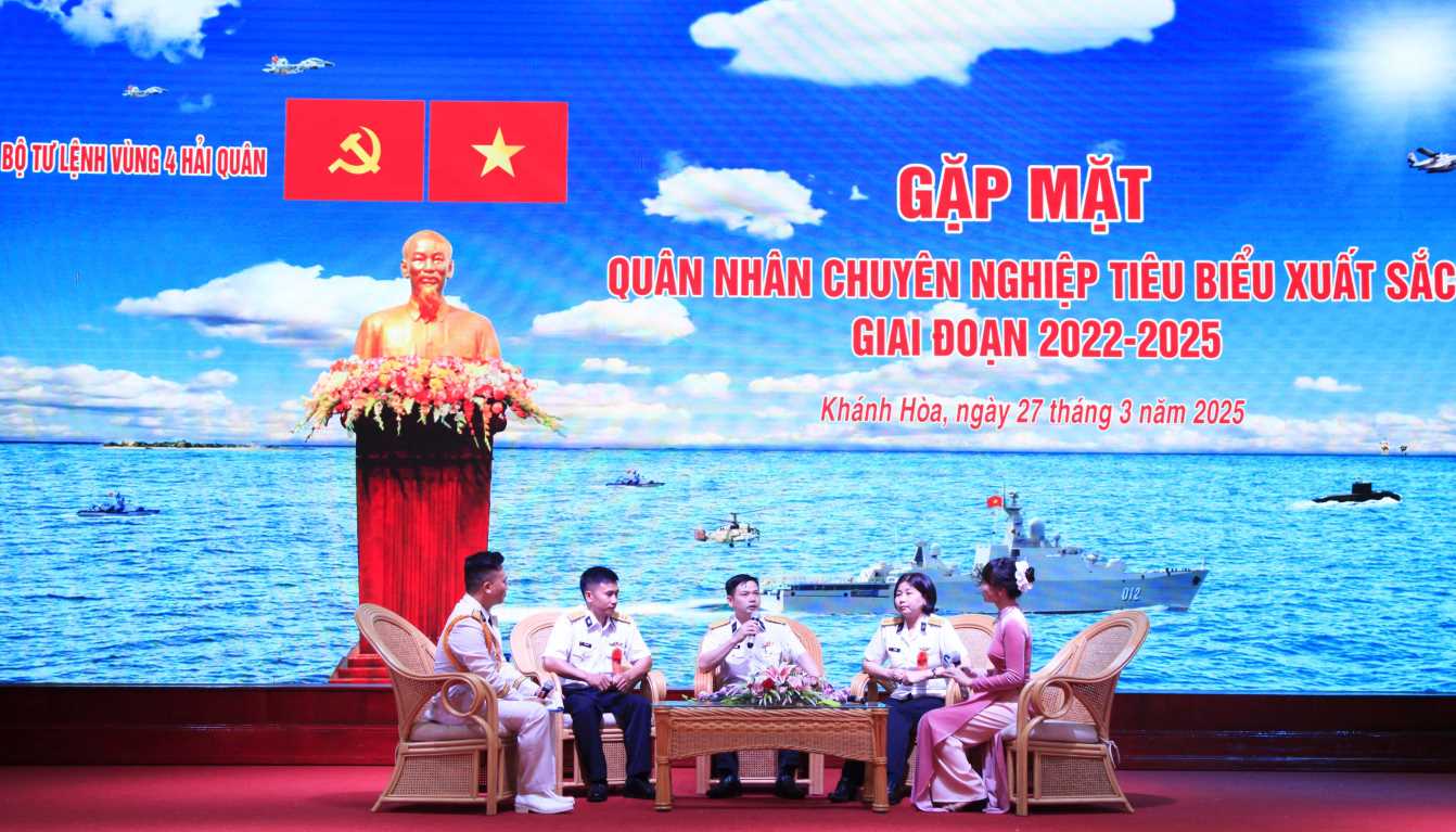 Quan nhan chuyen nghiep tieu bieu cung dai bieu khach moi chia se kinh nghiem tai buoi gap mat. Anh: Le Ngoc