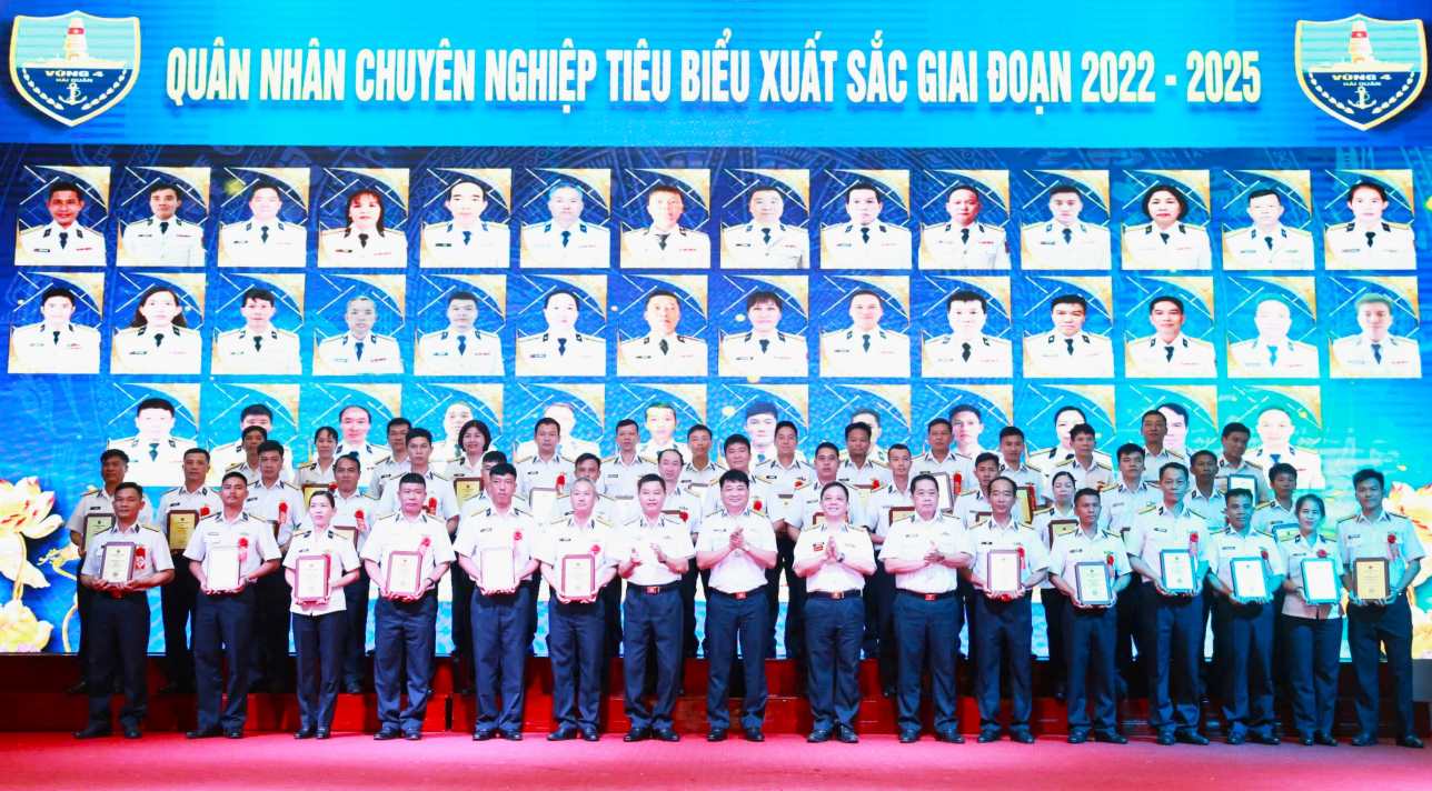 El mando de la Region 4 Navy elogio al Ejercito Profesional Profesional en el periodo de 2022-2025. Foto: Le Ngoc