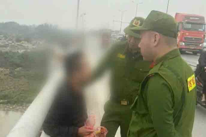 The working group persuaded and encouraged the young man on Thanh Tri bridge. Photo: Hanoi City Police