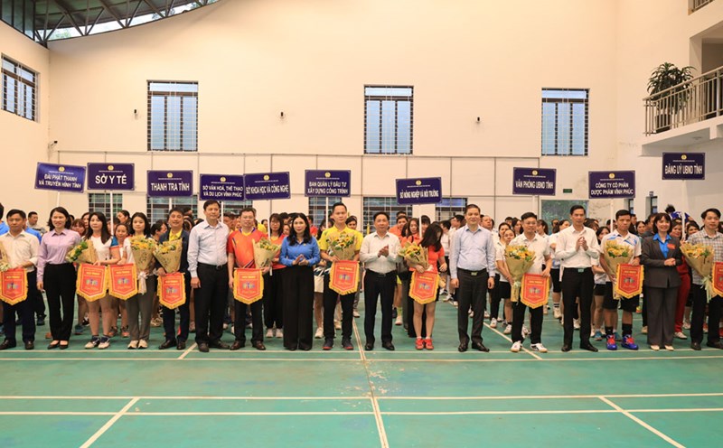 President of Vinh Phuc Provincial Federation of Labor Trinh Thi Thoa and delegates presented flowers and souvenir flags to the teams participating in the tournament. Photo: Vinh Phuc Labor Federation