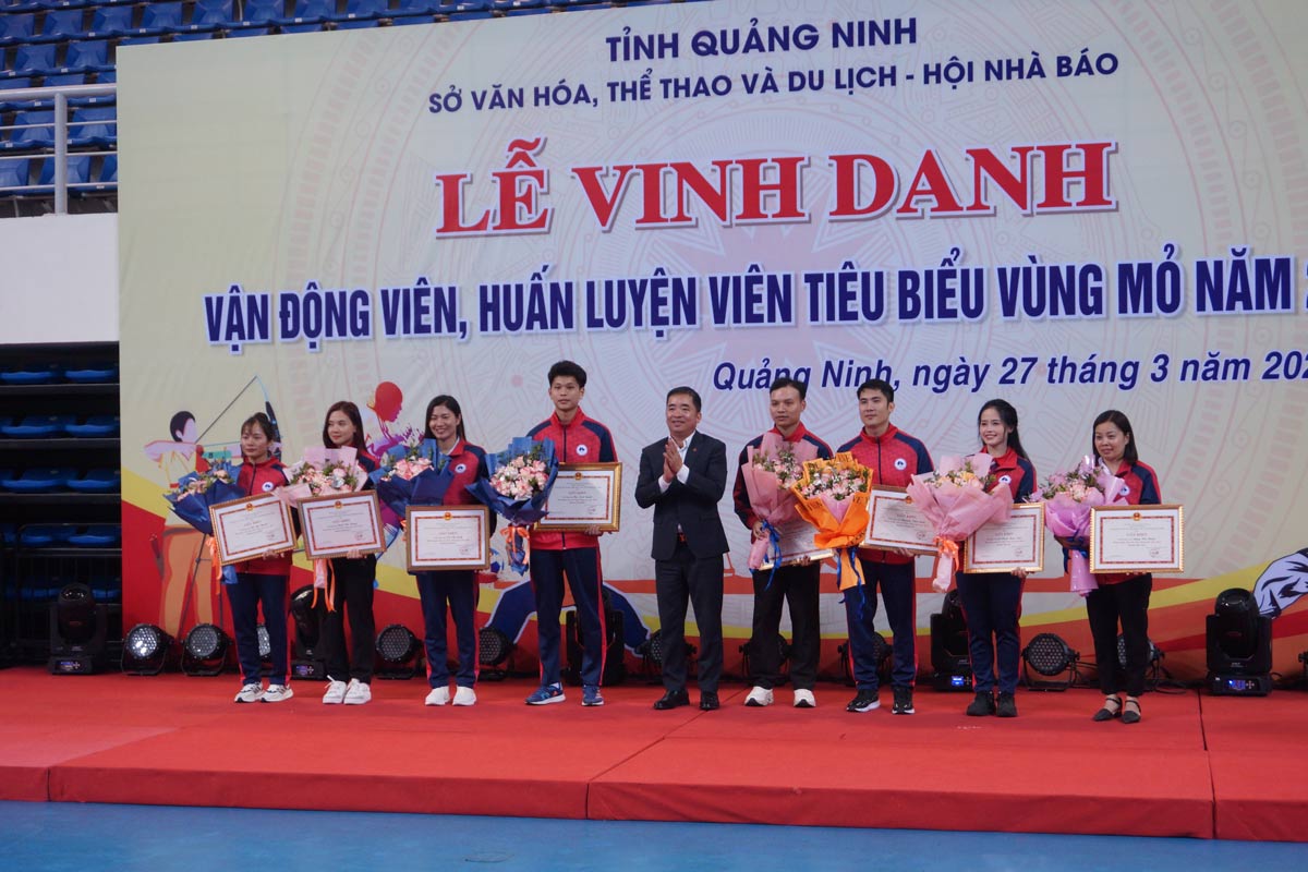 Lanh dao So VH,TT&DL vinh danh cac VDV, HLV tieu bieu nam 2024, duoc bau chon. Anh: Doan Hung