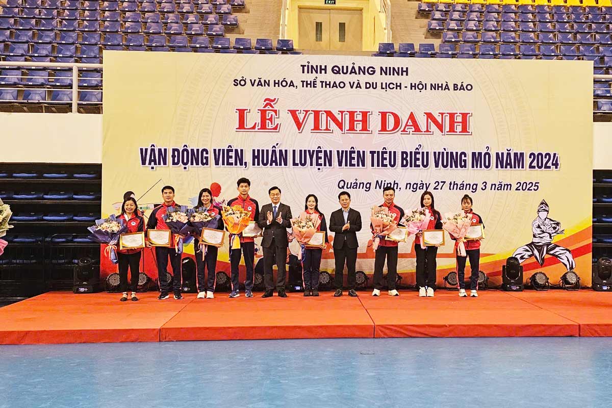 Leaders of the Quang Ninh Provincial Journalists Association honored outstanding coaches and athletes of the Mining region. Photo: Doan Hung