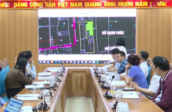 Kien An District held a meeting to discuss preparations for compulsory land recovery at the Hanh Phuc Lake Flower Garden Project. Photo: Kien An District Portal