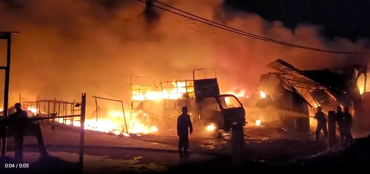 A major fire at a scrap yard, 1 car burned down. Photo: Dinh Trong