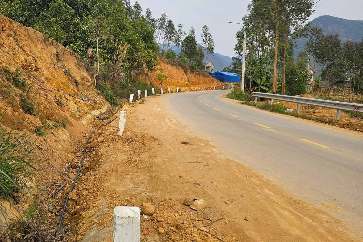 Complete the repair of the 430 billion VND landslide on the road in Quang Ninh. Photo: Doan Hung