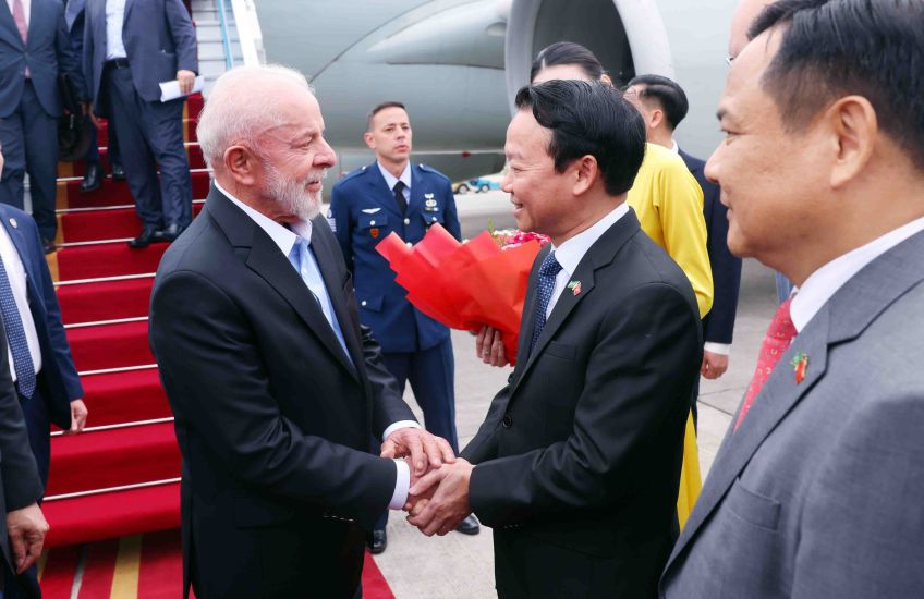 Minister of Agriculture and Environment Do Duc Duy welcomed Brazilian President Luiz Inacio Lula da Silva at Noi Bai International Airport, Hanoi. Photo: VNA