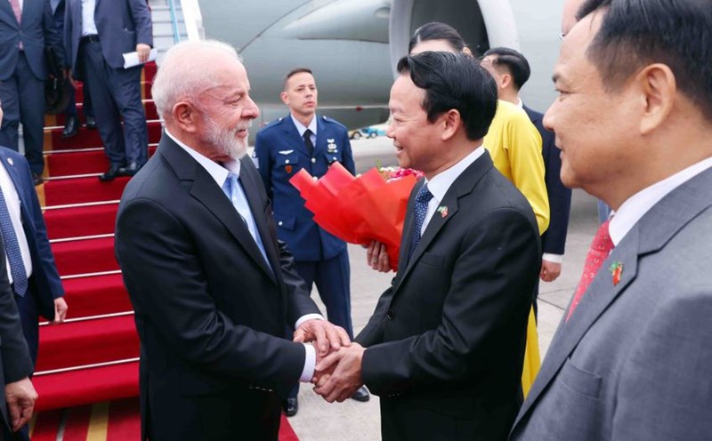 Minister of Agriculture and Environment Do Duc Duy welcomed Brazilian President Luiz Inacio Lula da Silva at Noi Bai International Airport, Hanoi. Photo: VNA