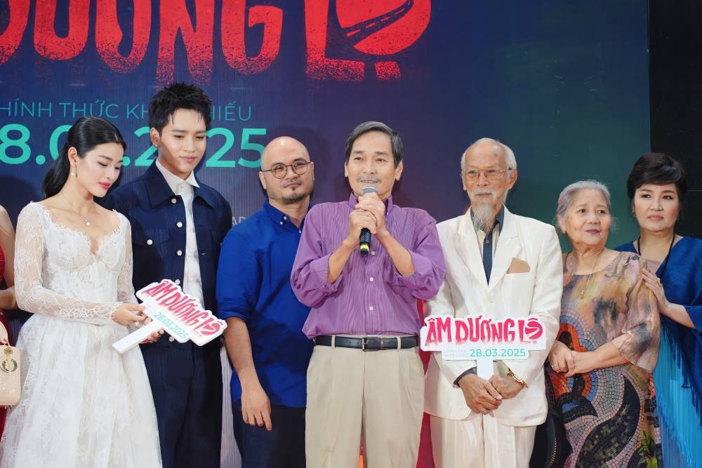 The cast of the movie "Am Duong Lo". Photo: Mega.