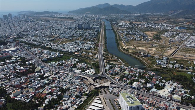 The locality has inspected and handled a series of traffic accident spots in Khanh Hoa. Photo: Huu Long