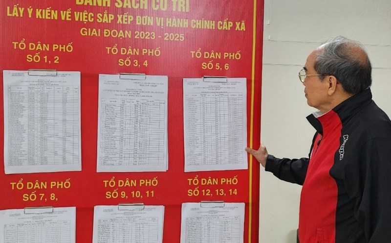 The consideration of streamlining commune-level cadres and civil servants will be based on the standards and conditions of the job position. Illustrative photo: VGP