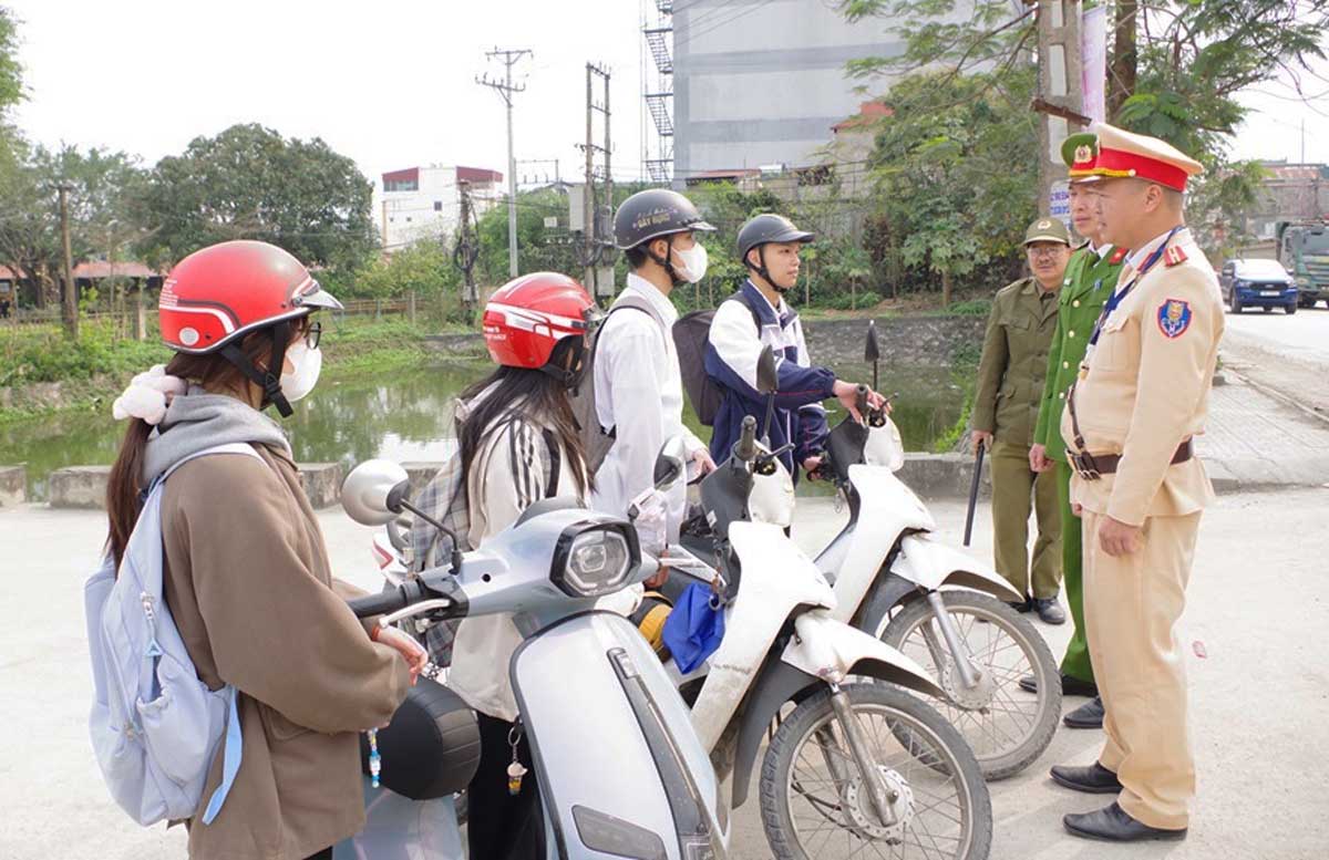 The Traffic Police Department of Ha Nam Provincial Police established 6 working groups to coordinate with the Mobile Police Department and the Commune-level Police to patrol and ensure traffic safety. Photo: Ha Nam Provincial Police