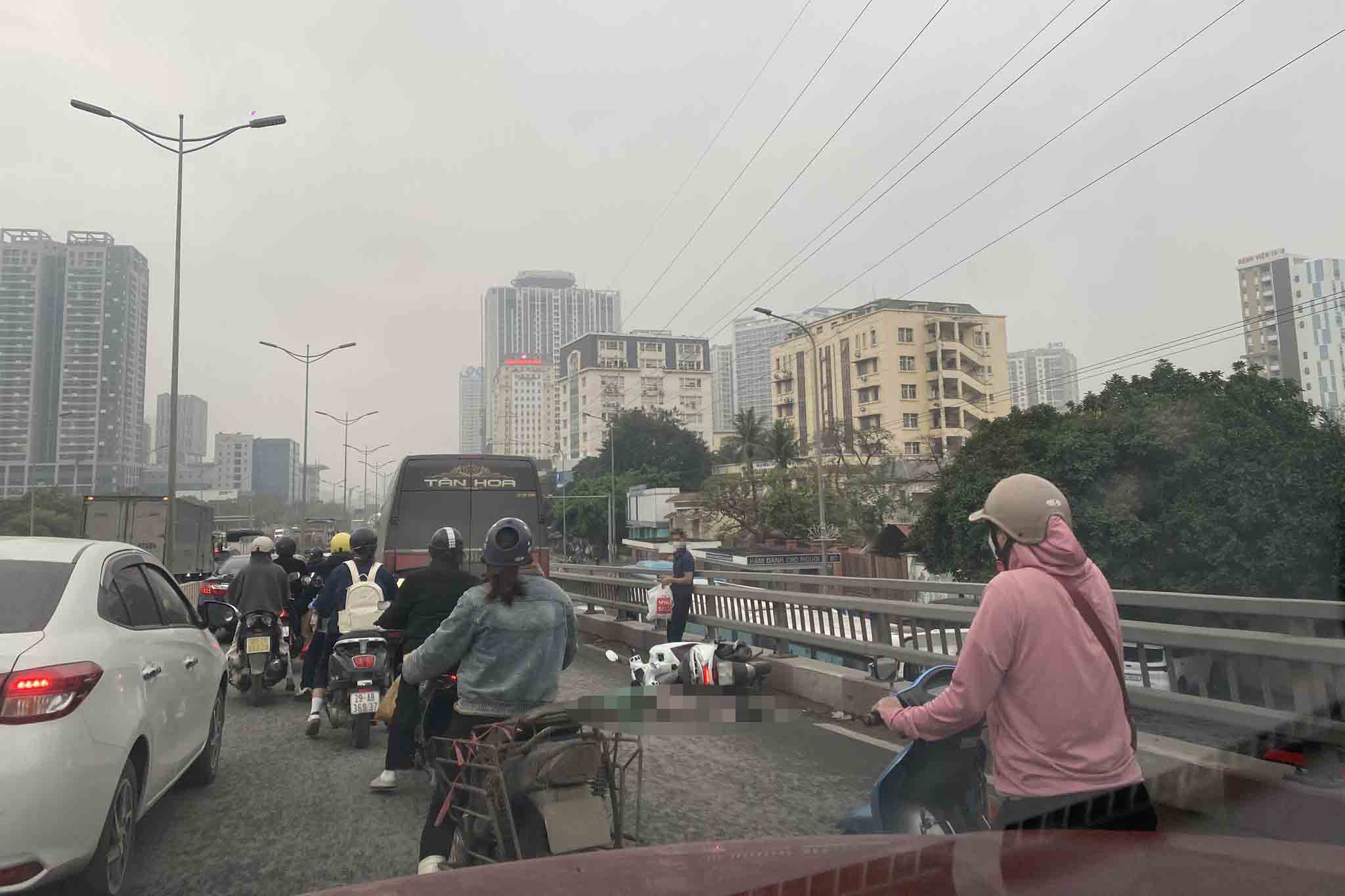 Scene of the accident on Mai Dich overpass (Cau Giay district, Hanoi). Photo: Quang Tung