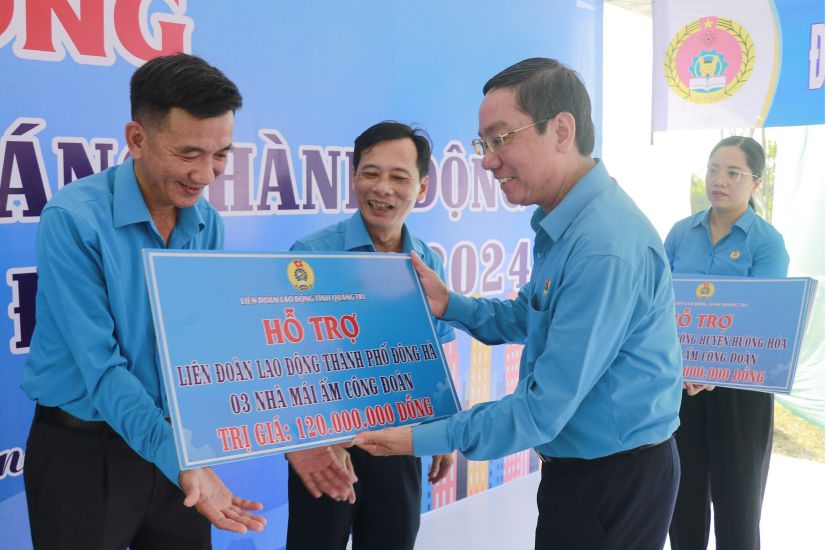 Leaders of the Quang Tri Provincial Federation of Labor symbolically presented the cost of building 3 Trade Union Shelters. Photo: H. Tho