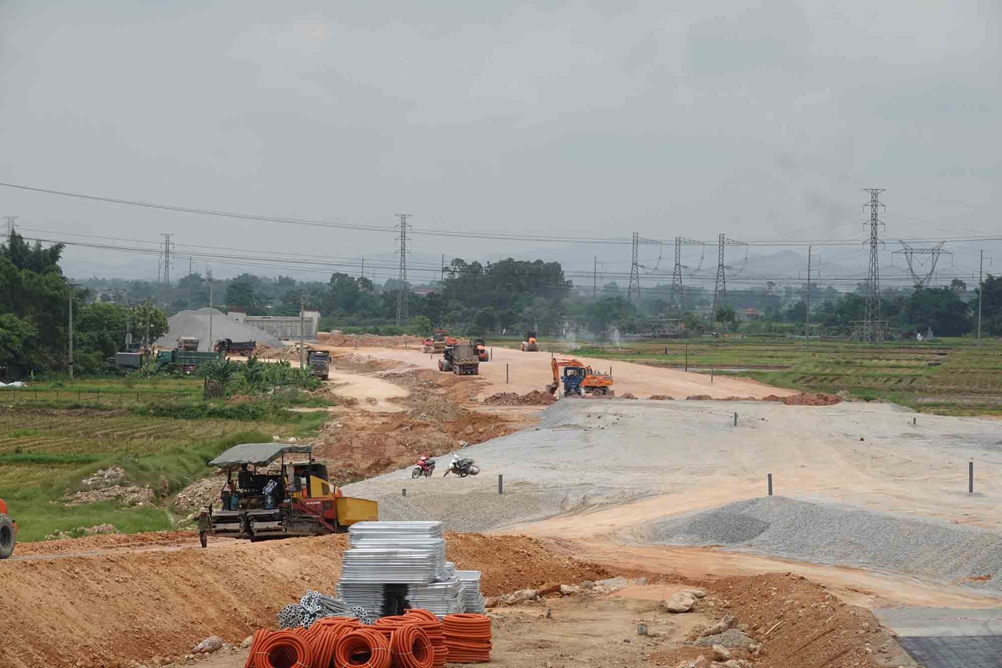 Some officials violated the compensation for the North-South Expressway Project in Thanh Binh Thinh Commune (Duc Tho District, Ha Tinh Province). Photo: Tran Tuan.