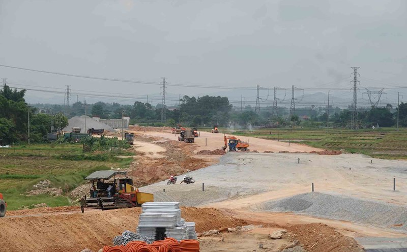 Some officials violated the compensation for the North-South Expressway Project in Thanh Binh Thinh Commune (Duc Tho District, Ha Tinh Province). Photo: Tran Tuan.