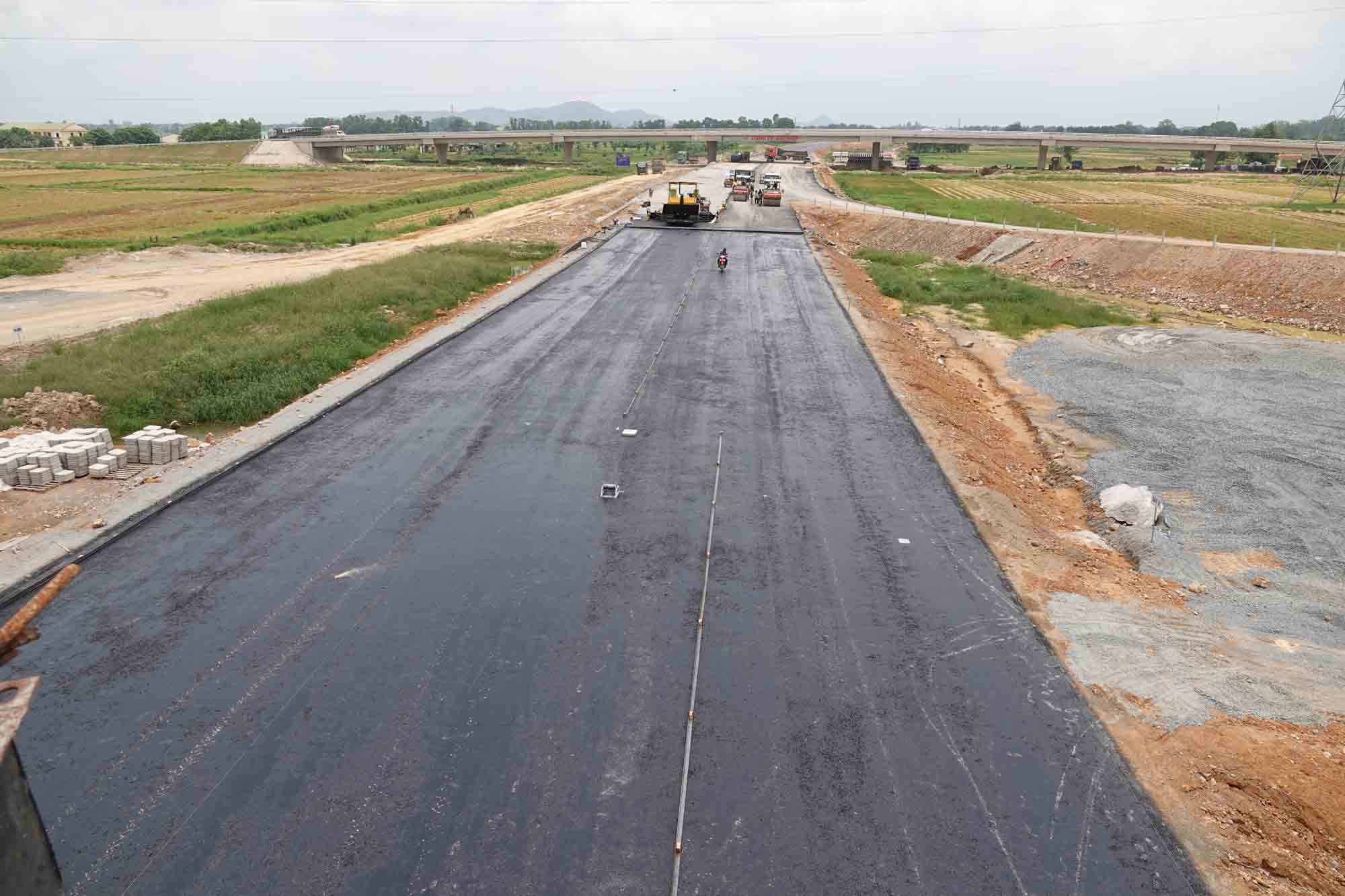Thi cong cao toc Bac - Nam tai xa Thanh Binh Thinh, huyen Duc Tho. Anh: Tran Tuan.