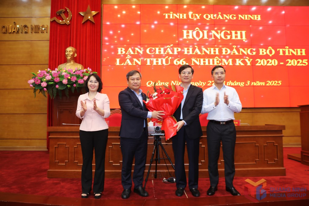 On behalf of the Provincial Party Committee, the Standing Committee of the Quang Ninh Provincial Party Committee presented flowers to congratulate Mr. Vu Quyet Tien - Deputy Secretary of the Quang Ninh Provincial Party Committee. Photo: Quang Ninh Media Center