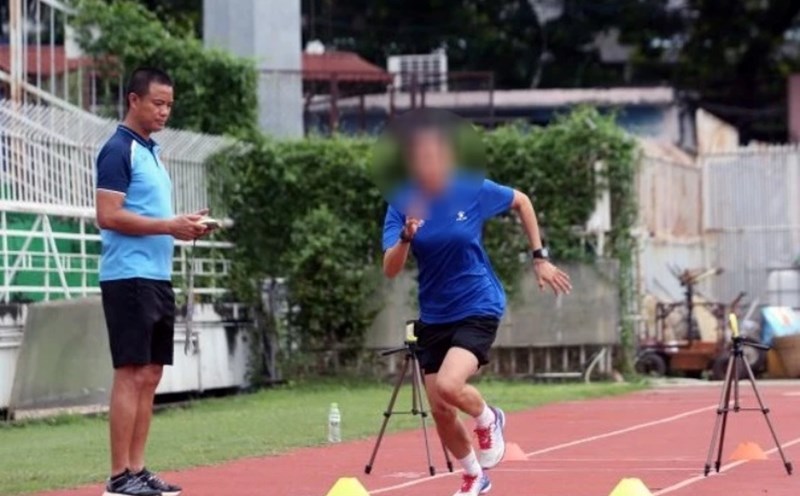Mr. Vo Quang Vinh (left) ceased to hold the position of Deputy Referee of VFF. Photo: VFF