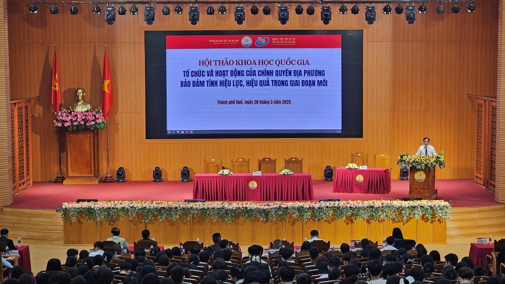 Hội thảo khoa học quốc gia chủ đề “Tổ chức và hoạt động của chính quyền địa phương bảo đảm tính hiệu lực, hiệu quả trong giai đoạn mới” diễn ra tại trường Đại học Luật, Đại học Huế. Ảnh: Nguyễn Luân. 