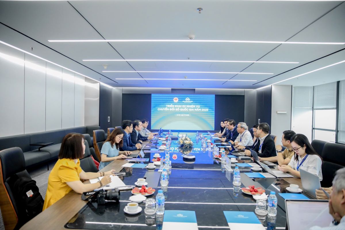 Toàn cảnh buổi làm việc giữa đại diện Bộ KH&CN và Tập đoàn Công nghệ CMC về việc triển khai hai nhiệm vụ chuyển đổi số quốc gia mà tập đoàn đang thực hiện. Ảnh: CMC