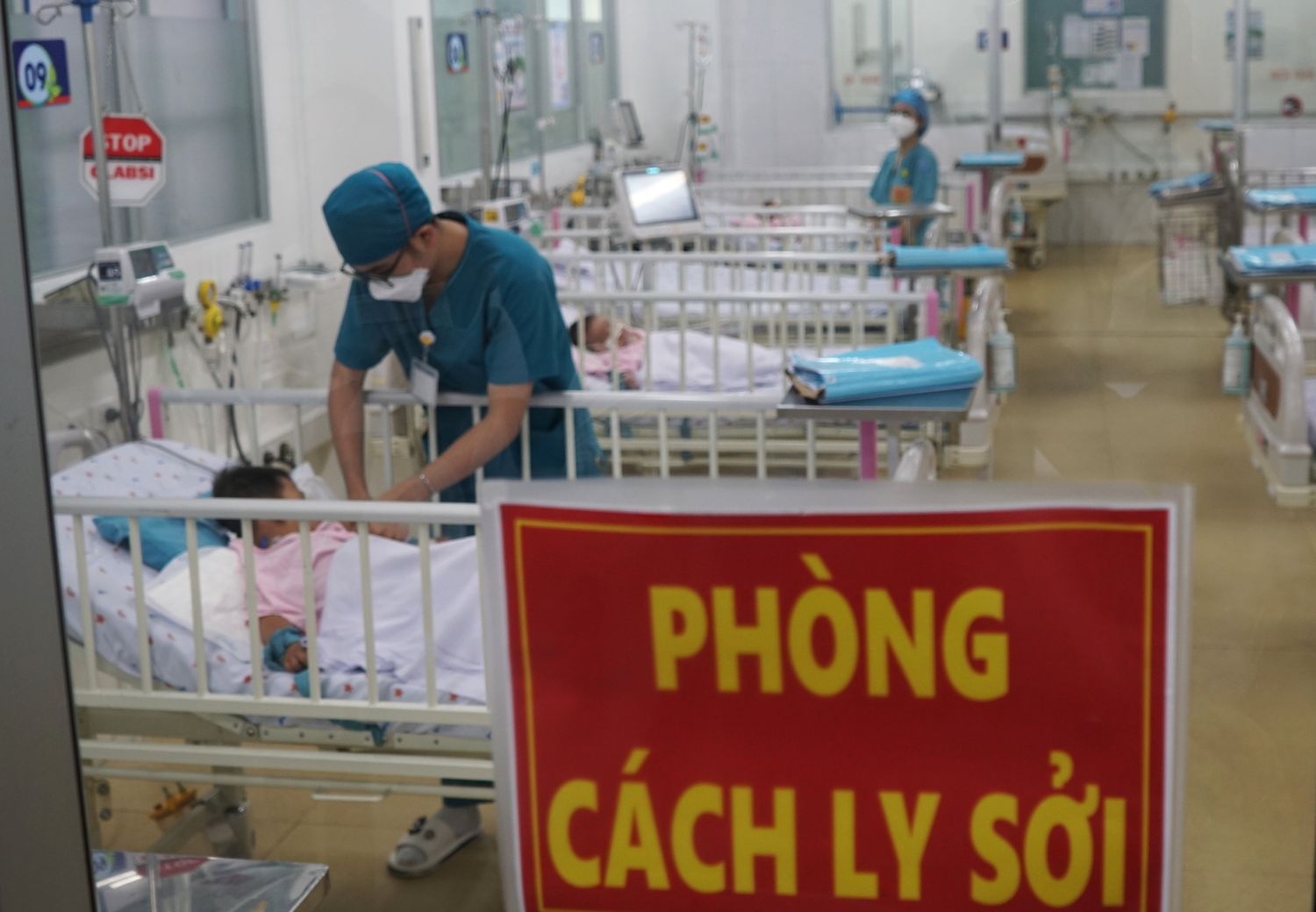 Children are quarantined for measles treatment. Photo: Thanh Chan