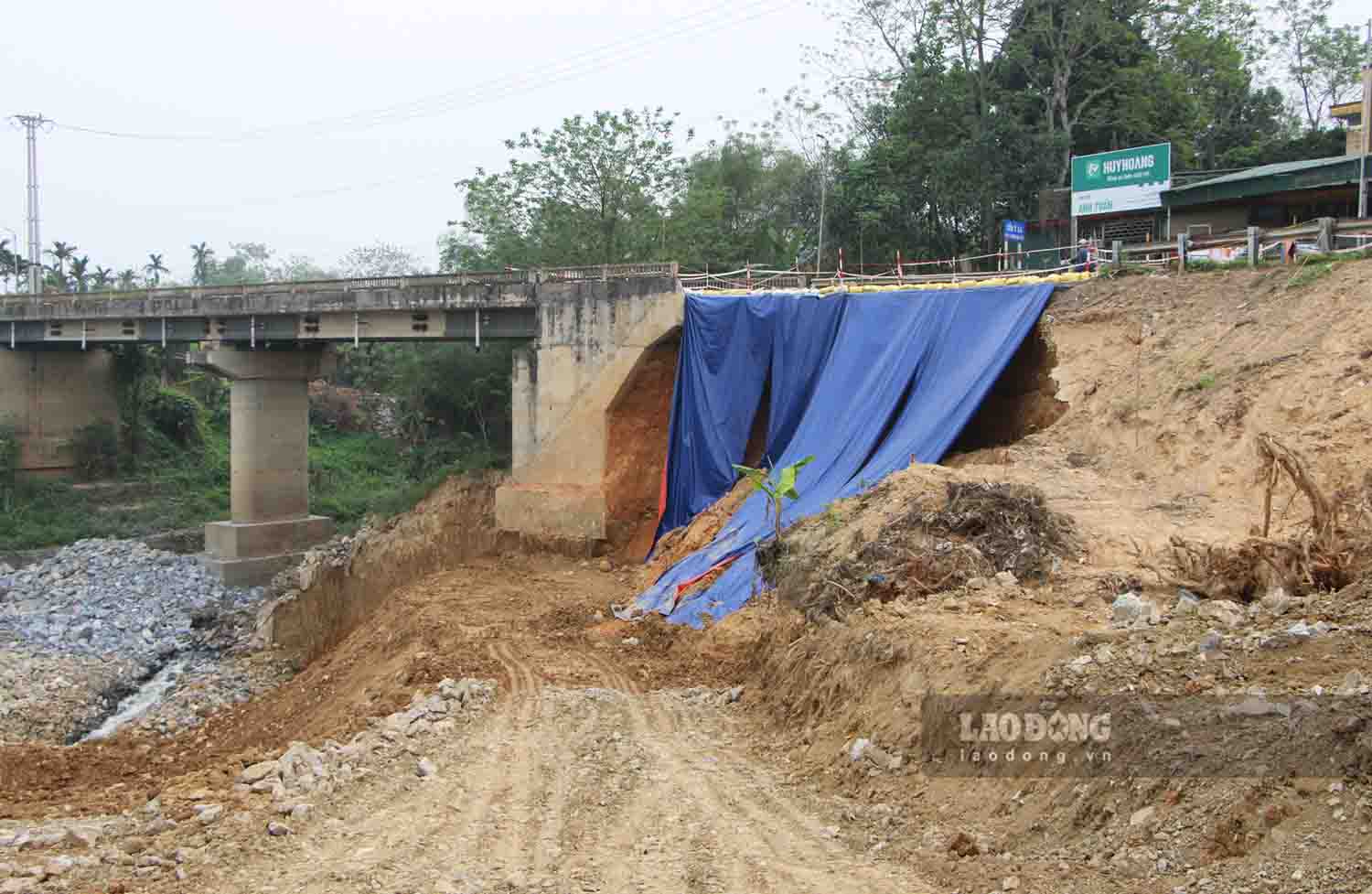 The landslide site of the La bridge (Tuyen Quang city) was declared a natural disaster emergency after 8 months. Photo: Viet Bac