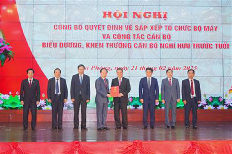 The Secretary of the Hai Phong City Party Committee presented the decision on the organization of the apparatus and personnel work in February 2025. Photo: Hai Phong Portal