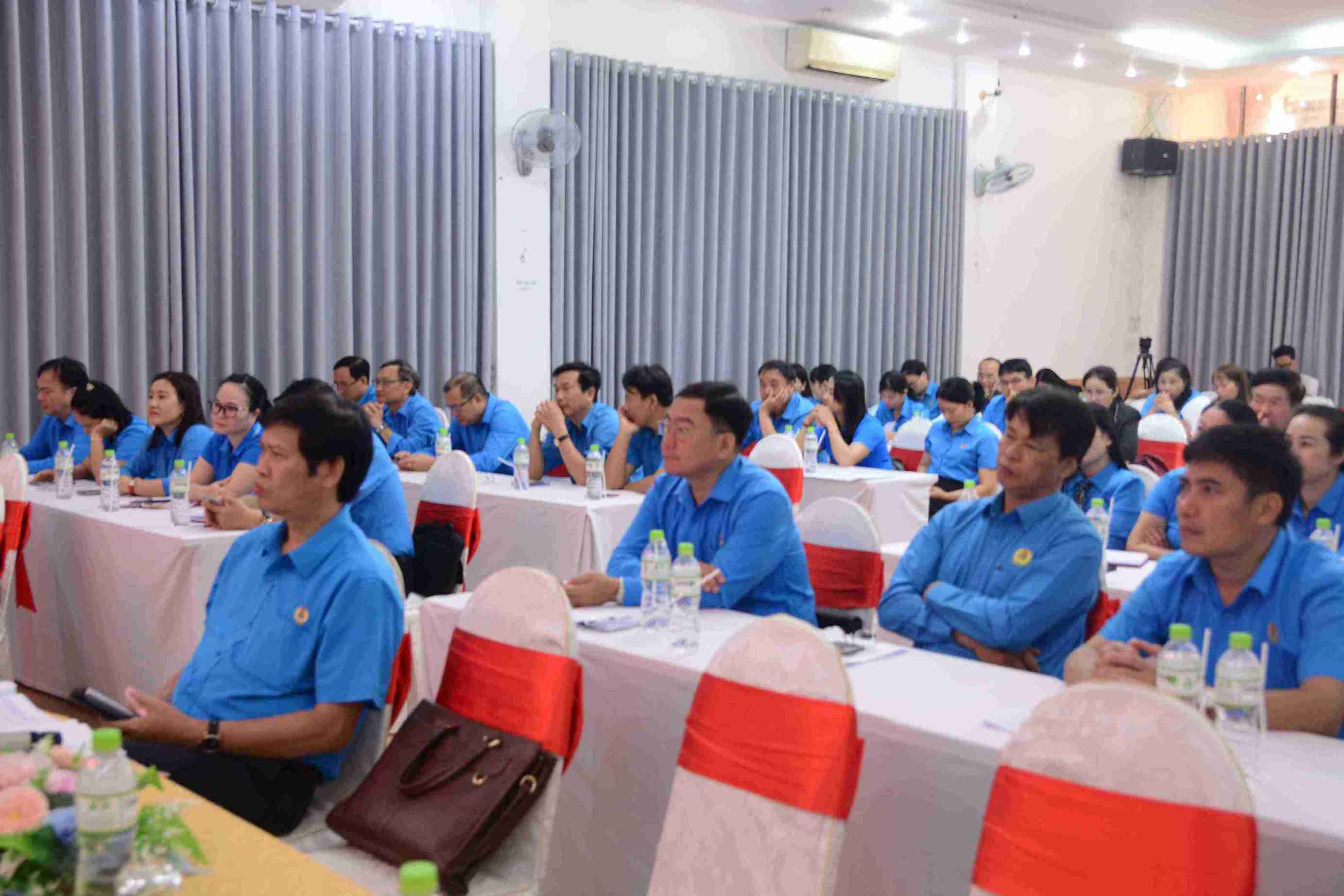 Dak Lak Provincial Trade Union officials attended the conference. Photo: Bao Trung