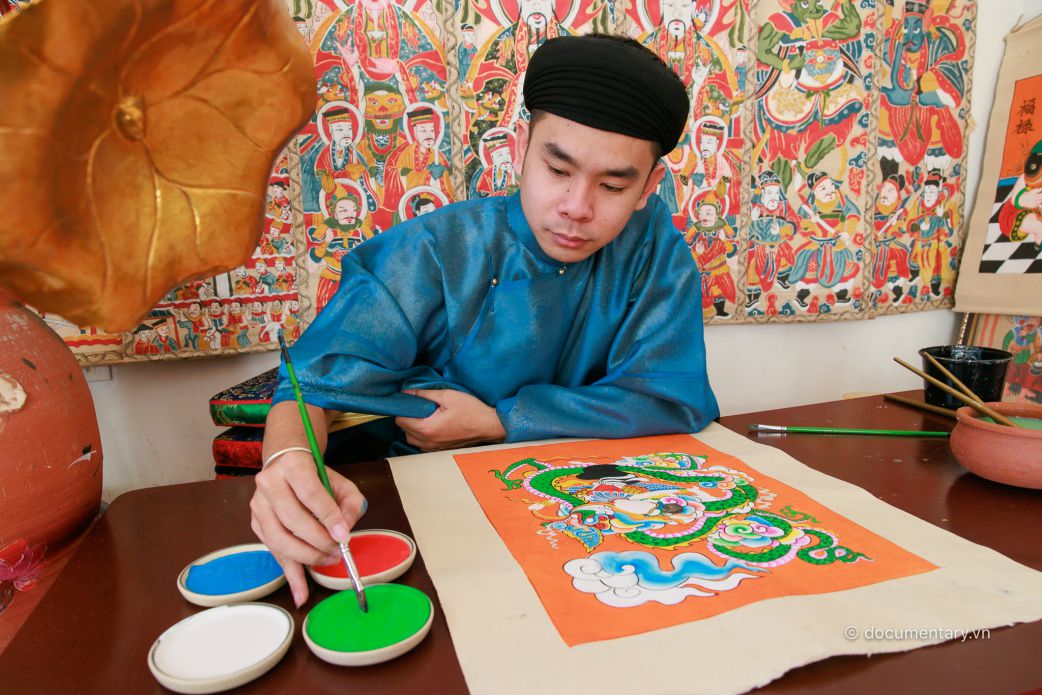 Painter Nguyen Viet Bac uses youthful, modern colors in his works. Photo: Character provided