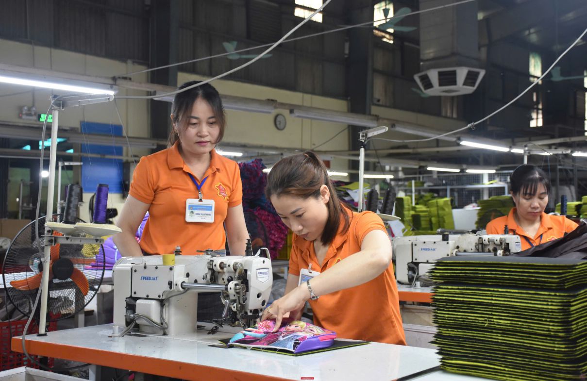 Ms. Duong Quynh Nga (standing). Photo: Manh Quan