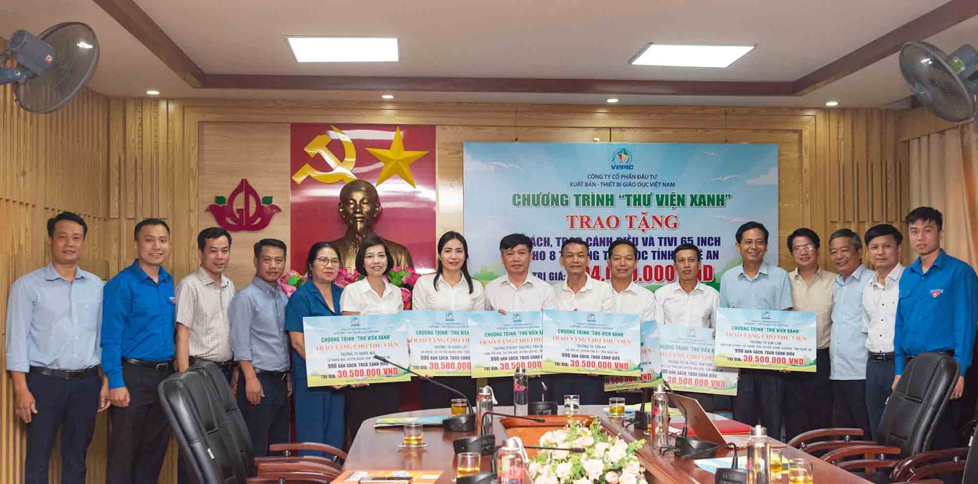 Nghe An Education Department organized a ceremony to present textbooks and reference books to 7 primary and secondary schools in the province. Photo: Minh Quan