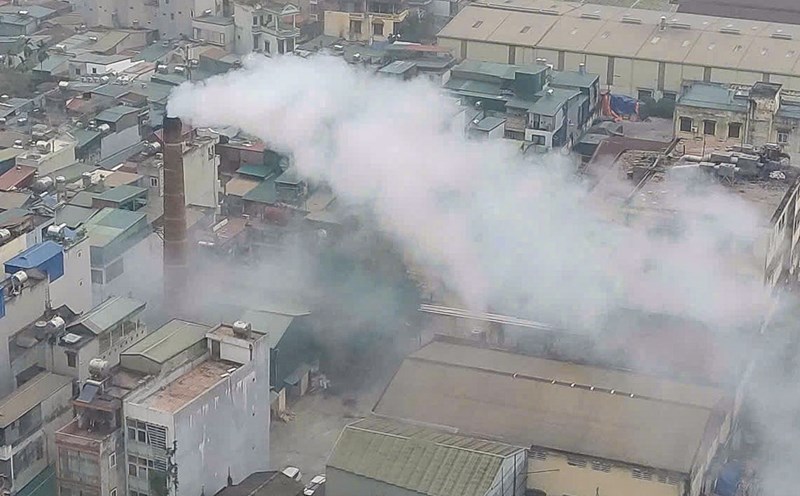 Smoke column causes pollution in Hoang Mai, Hanoi. Photo: Trung Nguyen