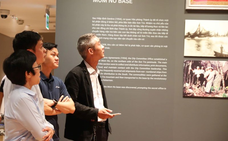 Tourists are surprised by the architecture and artifacts of the Da Nang Museum. Photo: Nguyen Linh