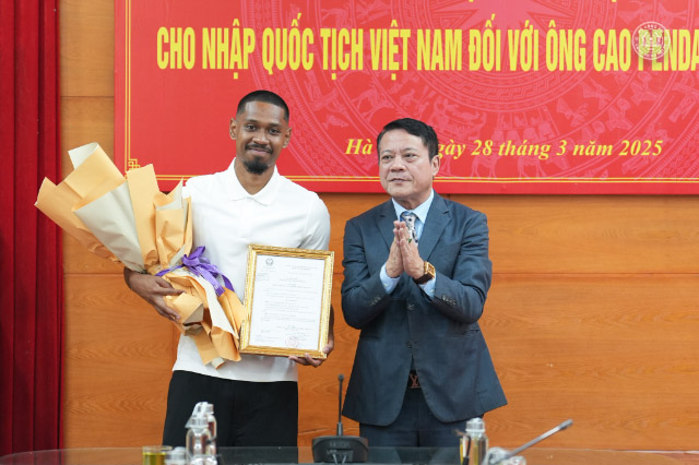 Cao Pendant Quang Vinh received Vietnamese citizenship on the morning of March 28. Photo: CAHN FC