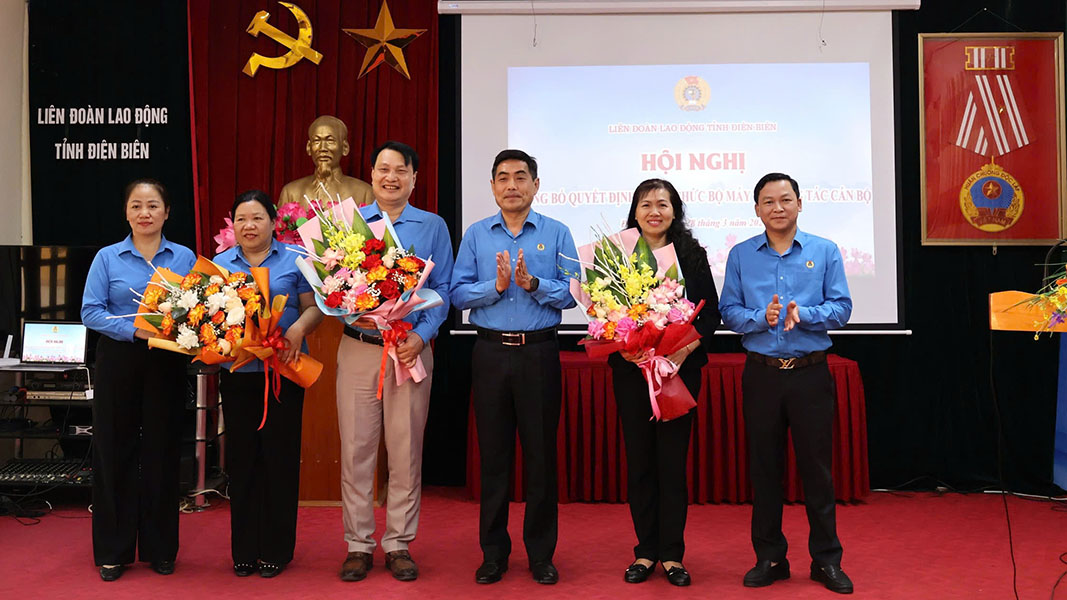 Leaders of the Dien Bien Provincial Federation of Labor presented flowers to congratulate the three retired officials. Photo: Tran Nga