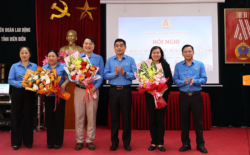 Leaders of the Dien Bien Provincial Federation of Labor presented flowers to congratulate the three retired officials. Photo: Tran Nga