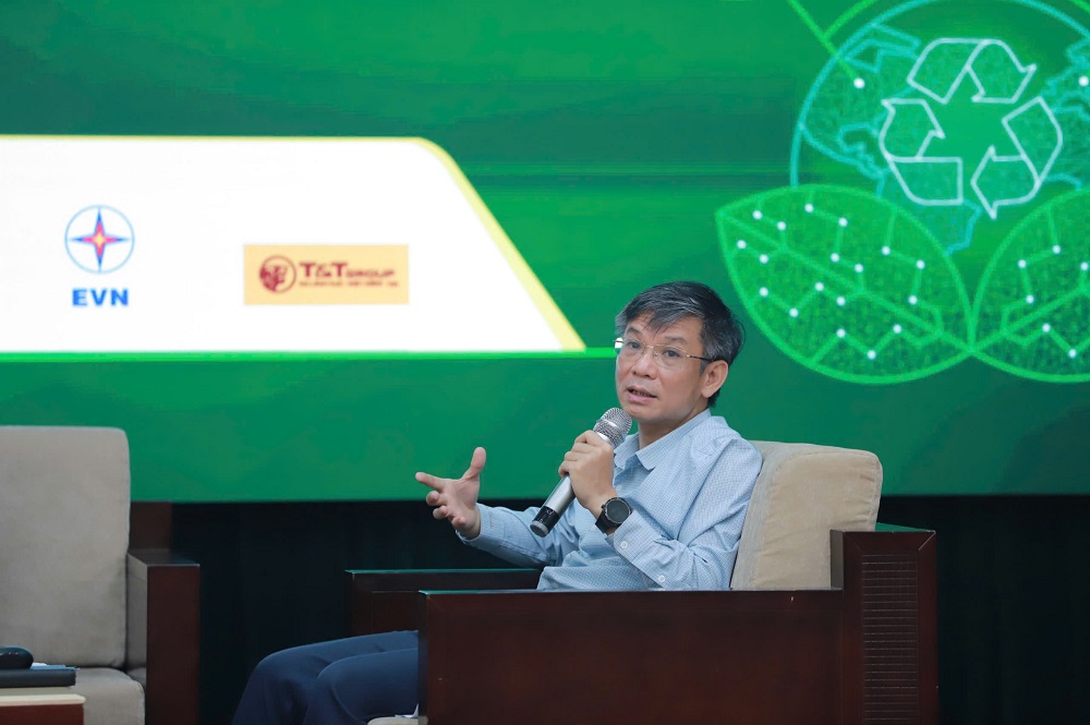 Mr. Nguyen Huu Tien mentioned motorbike emission inspection in his discussion speech. Photo: Phan Anh