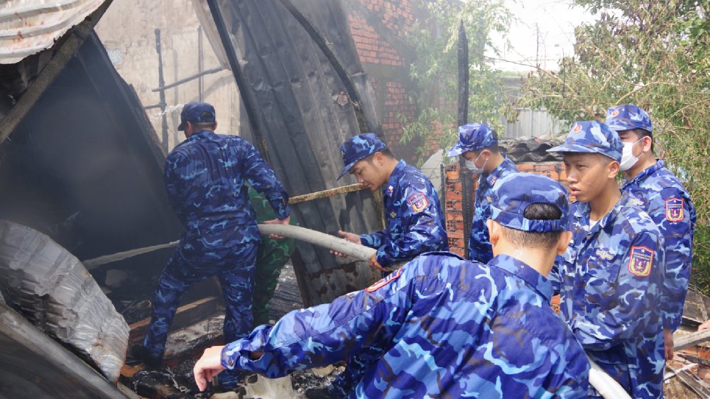 Squadron 42 (Coast Guard Region 4 Command) supported people in extinguishing the fire and overcoming the damage after the incident. Photo: CSB4
