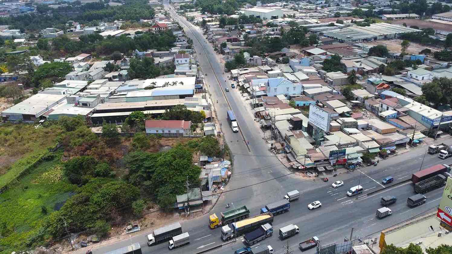 The road connecting to the industrial park in Dong Nai is degraded. Documentary photo: HAC