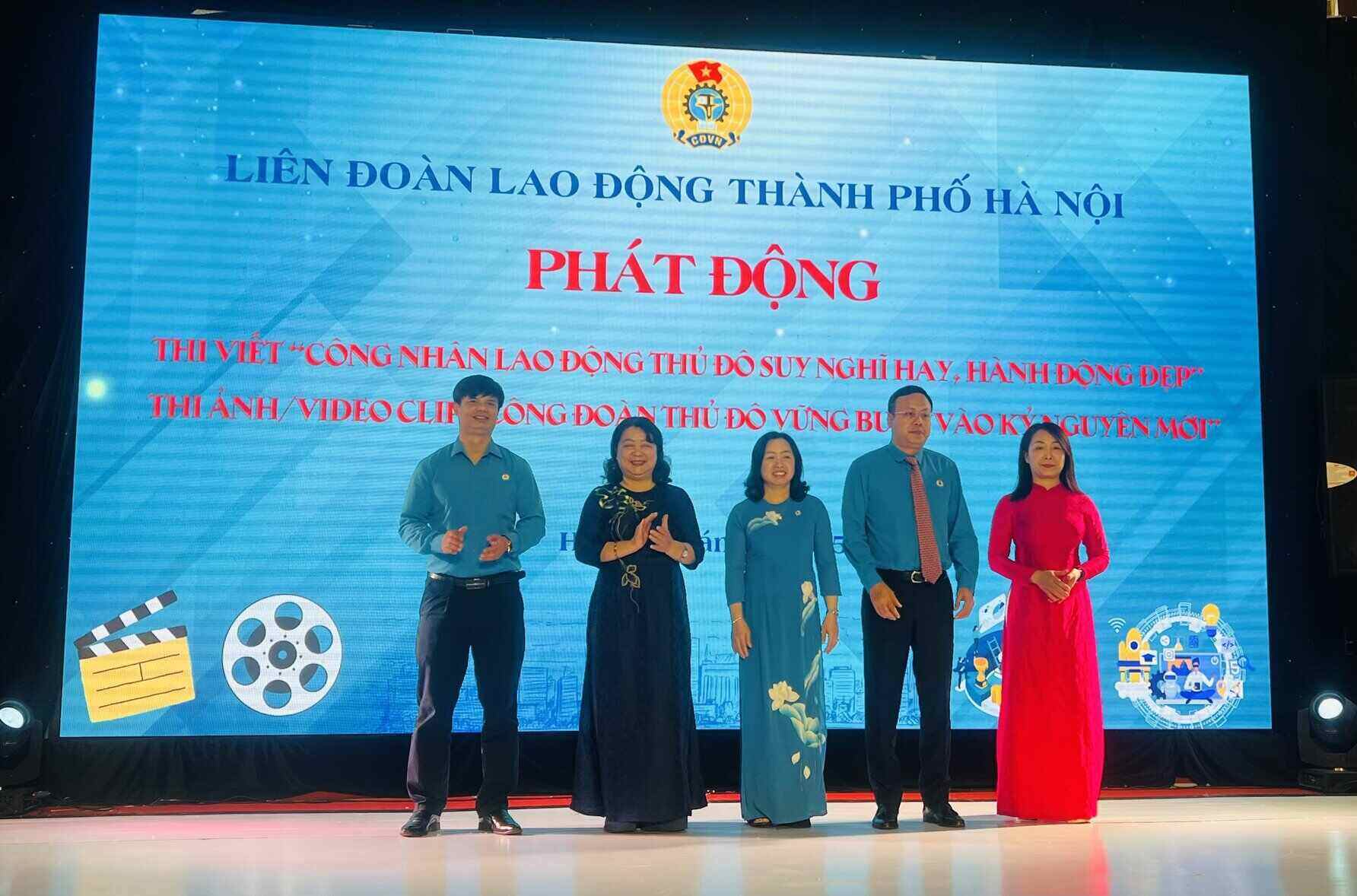 Ms. Thai Thu Xuong - Permanent Vice President of the Vietnam General Confederation of Labor (3rd, from left) - and the leaders of the Hanoi City Confederation of Labor launched 2 writing and photo and video contests about workers and trade unions in the capital. Photo: Kieu Vu