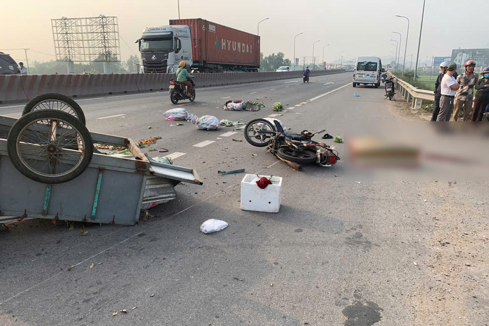 Scene of the accident between a 16-seat car and a motorbike on National Highway 1 through Binh Dinh, killing 1 person. Photo: Quang Anh