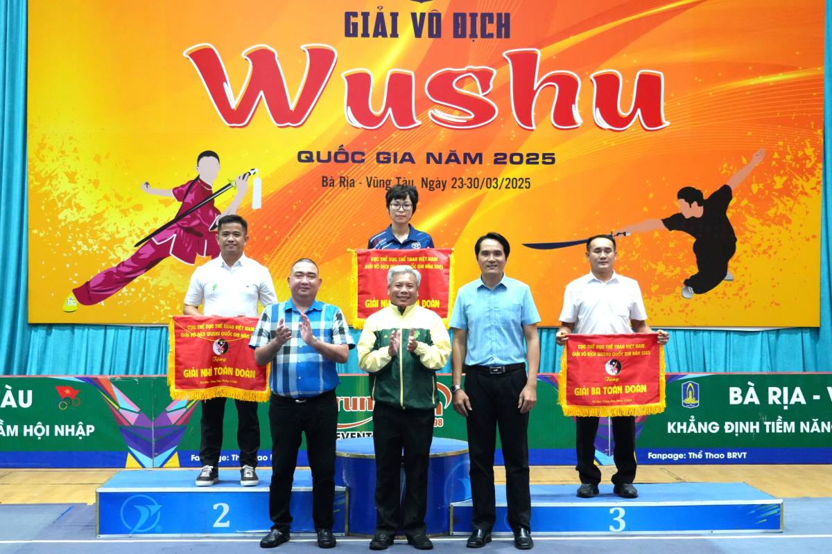 Awarding the overall team rankings to the units with high achievements at the 2025 National Wushu Championship. Photo: Thanh An