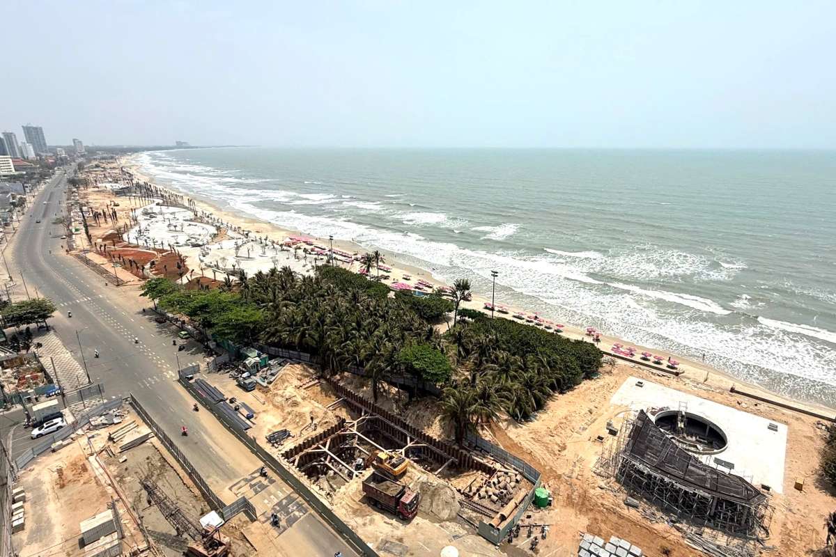 The project in Bai Sau, Vung Tau City is being busy to meet the schedule before April 30. Photo: Thanh An