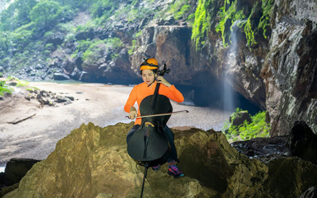 Images during the trip to explore Son Doong Cave, filming the MV "Quang Binh, My hometown" by Cellist Bui Ha Mien. Photo: Character provided