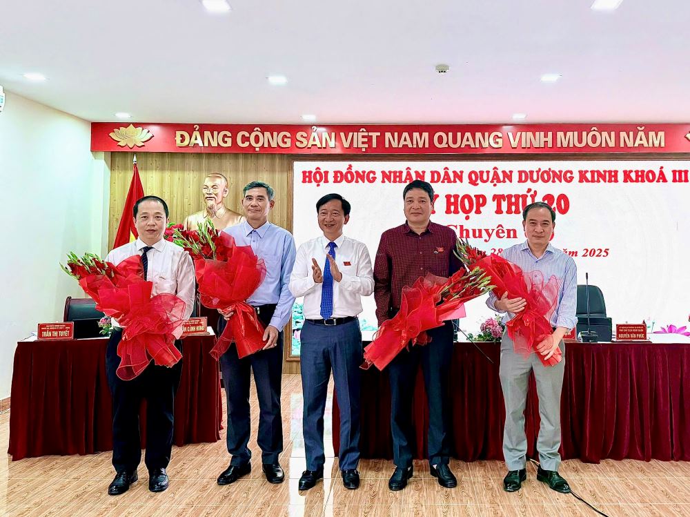 The People's Council of Duong Kinh District dismissed the member of the District People's Committee for the 2021-2026 term. Photo: Hai Phong Portal