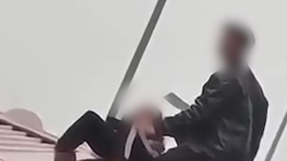 The case of a stone-throwing man kidnapping a girl from a legal perspective