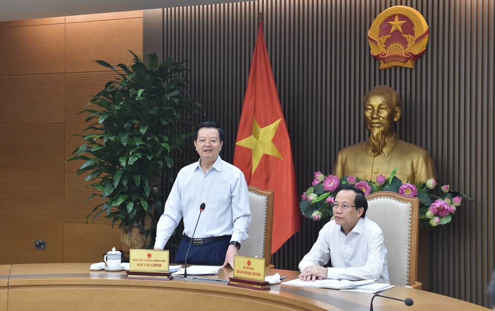 Member of the Party Central Committee, Deputy Prime Minister Mai Van Chinh spoke at the meeting with the Ministry of Ethnic Minorities and Religions. Photo: VGP